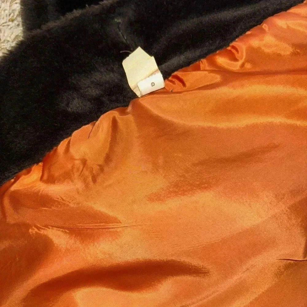 Gently used woman'ss fur coat size m - Picture 7 of 9